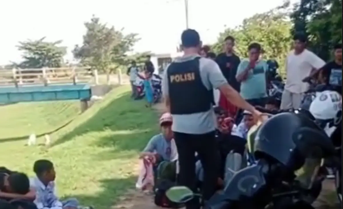 Polisi mengamankan 19 siswa SMK di Demak yang tepergok membawa senjata tajam untuk tawuran di Kecamatan Karangawen, Senin 11 Desember 2023 siang. (Sumber : Instagram @infokejadiandemak)
