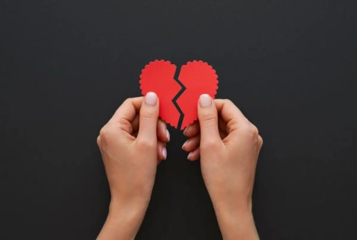 ilustrasi : pemuda di Pekalongan diduga lakukan percobaan bunuh diri dengan loncat dari tiang listrik (Sumber : freepik)