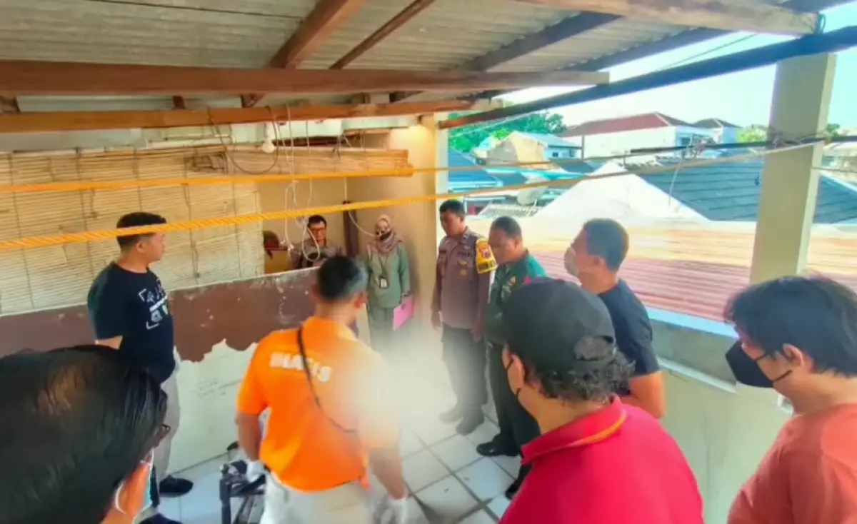 Perempuan muda berinisial FAS warga Puri Utama, Banyumanik, ditemukan tewas di atap rumahnya dalam kondisi tergantung diduga setelah mengakhiri hidupnya sendiri, Selasa 12 Desember 2023. (Sumber : Polrestabes Semarang)