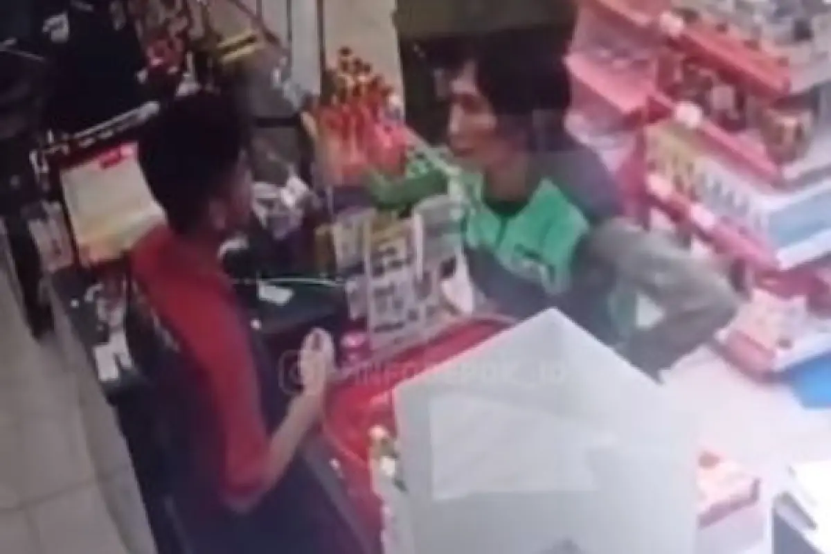 Viral Driver Ojol Tampar Kasir Minimarket Terekam CCTV, Hina Fisik Hingga Pelayanannya Hingga Main Tangan (Sumber : instagram.com/infodepok_id)