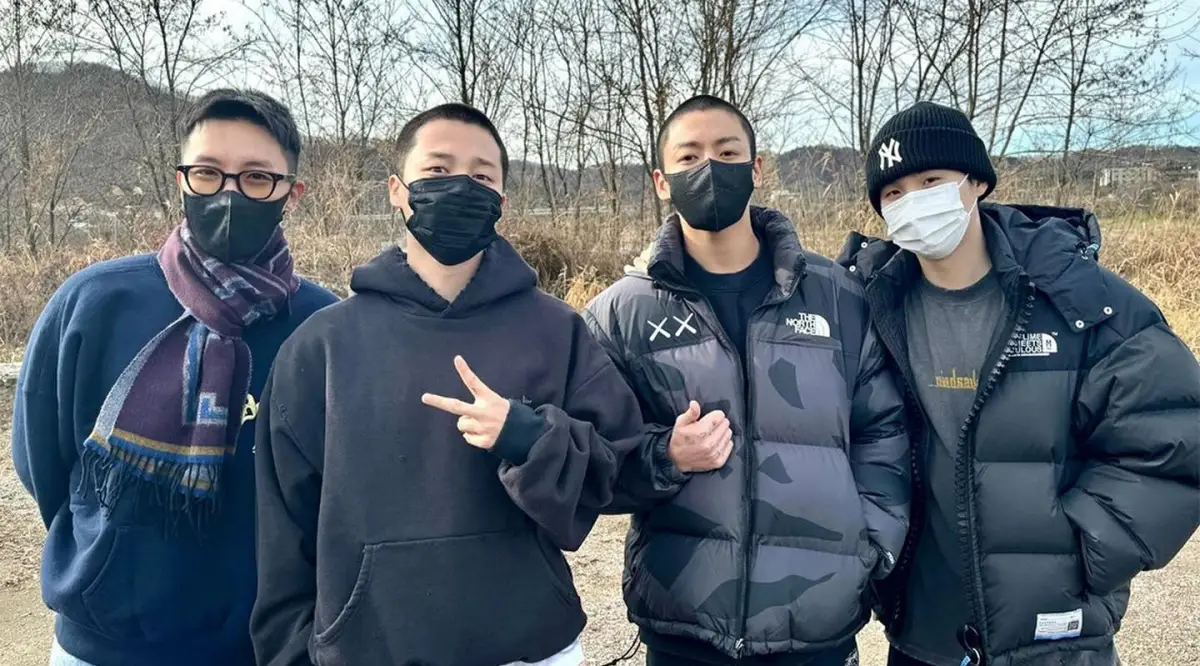 Jimin dan Jungkook BTS resmi mulai wamil Selasa 12 Desember 2023, diantara oleh kedua member BTS yang lebih tua, Suga dan j-hope, ke kamp pusat pelatihan militer. (Sumber : X @BTS_twt)