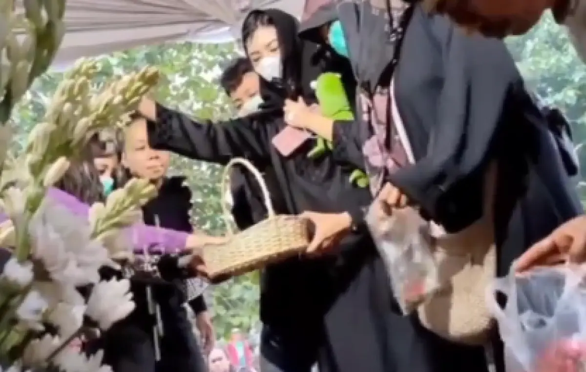 Sambil Peluk Boneka, Isak Tangis Ibu 4 Anak Korban Pembunuhan di Jagakarsa Pecah saat Pemakaman (Sumber : Instagram/@mimijulid2)