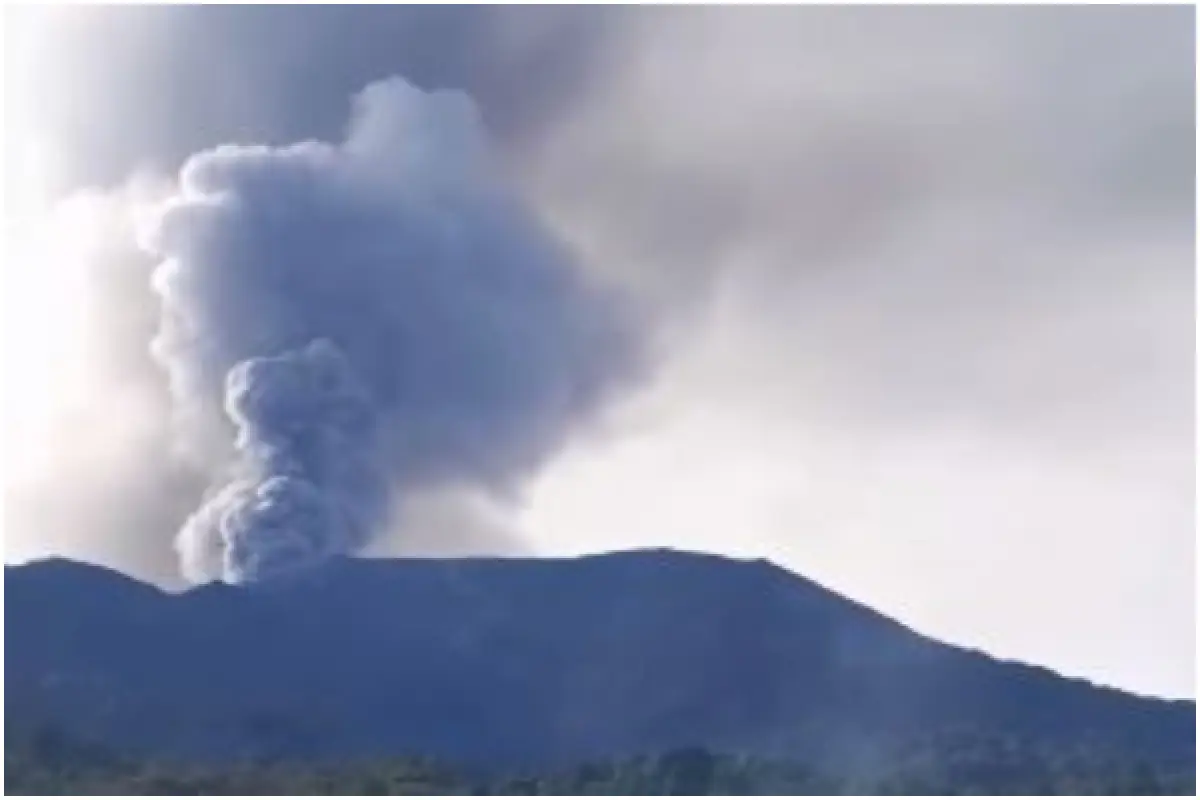 Gunung Marapi Kembali Erupsi, 13 Desember 2023 (Sumber : instagram.com/sudutbukittinggi)