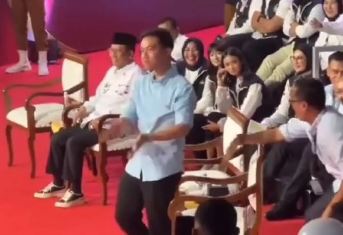 Kena Tegur KPU Usai Tunjukkan Gestur Bersorak, Gibran Minta Maaf. (Sumber : Tangkapan layar YouTube KPU RI)