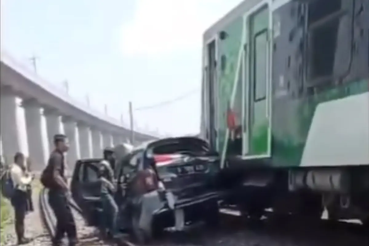 Dua balita tewas dalam kecelakaan mobil dan KA feeder Whoosh di Kabupaten Bandung Barat. (Sumber : Instagram/warungjurnalis)