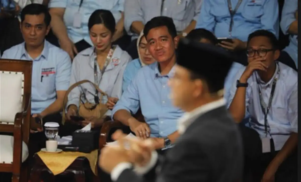 Wajah Kecut Gibran Rakabuming Jadi Sorotan saat Anies Baswedan Bahas Hal Ini di Debat Capres Perdana (Sumber : Twitter/@abu_waras)