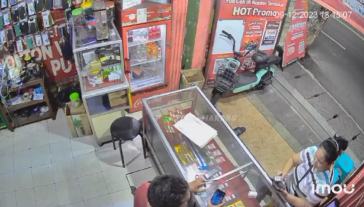 Waspada emak-emak penipu modus salah nomor saat isi ulang e-wallet Dana di konter pulsa Pasar Mrican, Semarang Selatan. (Sumber : Instagram @portalsemarang)