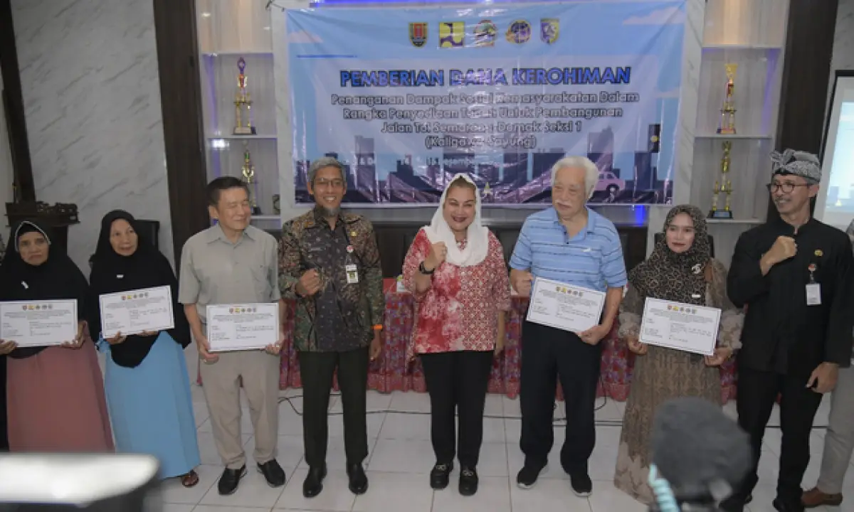 Dana Kerohiman Diterima Warga dengan Didampingi Mbak Ita untuk Pembangunan Kolam Retensi dan Jalan Tol Semarang Demak (Sumber : semarangkota.go.id)