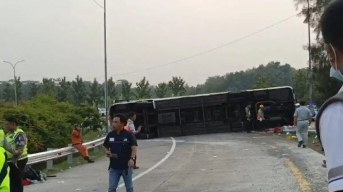 Kecelakaan maut di Tol Cipali. RK, sopir bus PO Handoyo, dianggap bertanggung jawab atas insiden tragis yang menewaskan 12 orang. (Sumber : Facebook Mas Jaka)