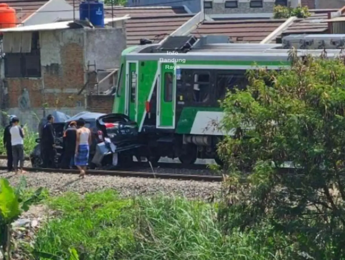 tabrakan kereta Feeder Whoosh (Sumber : instagram @infobandungraya)