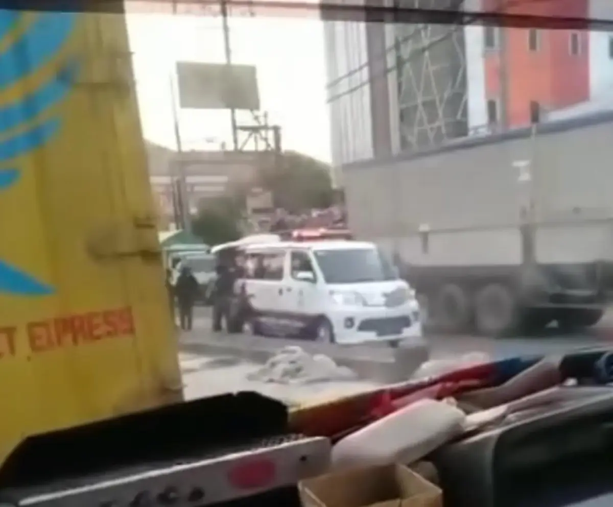 mobil ambulance yang evakuasi korban kecelakaan motor tabrak truk tronton di jalan walisongo (Sumber : instagram @beritasemaranghariini)