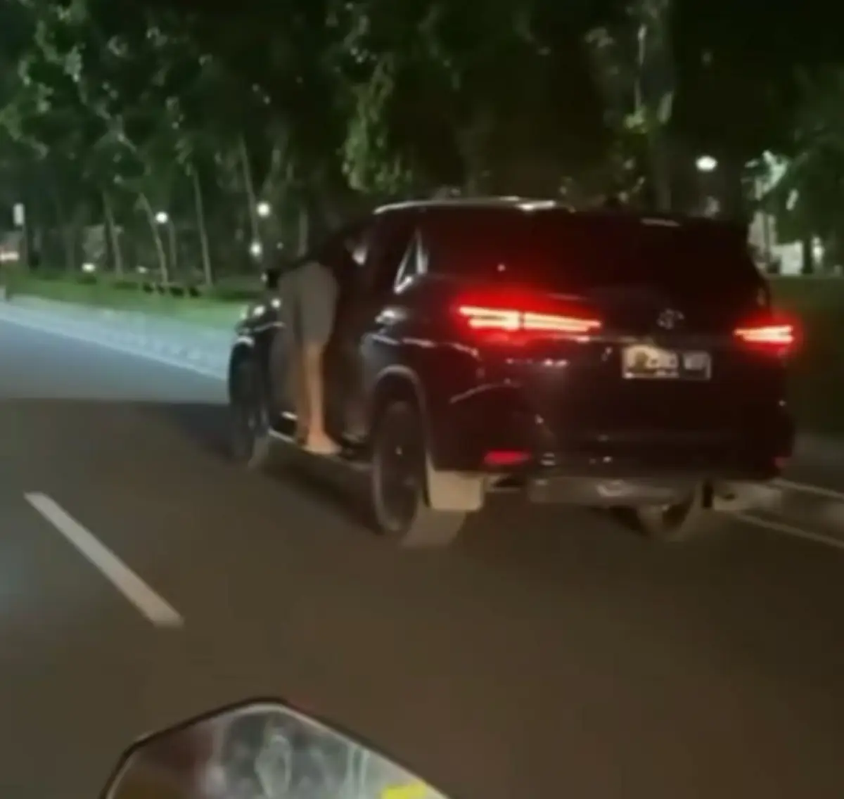 aksi nekat pria bergelantungan di mobil (Sumber : instagram @infokriminalsemarang)