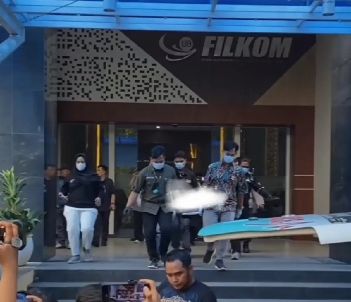 situasi saat petugas evakuasi korban loncat dari lantai 12 gedung Filkom UB (Sumber : instagram @info.malang)