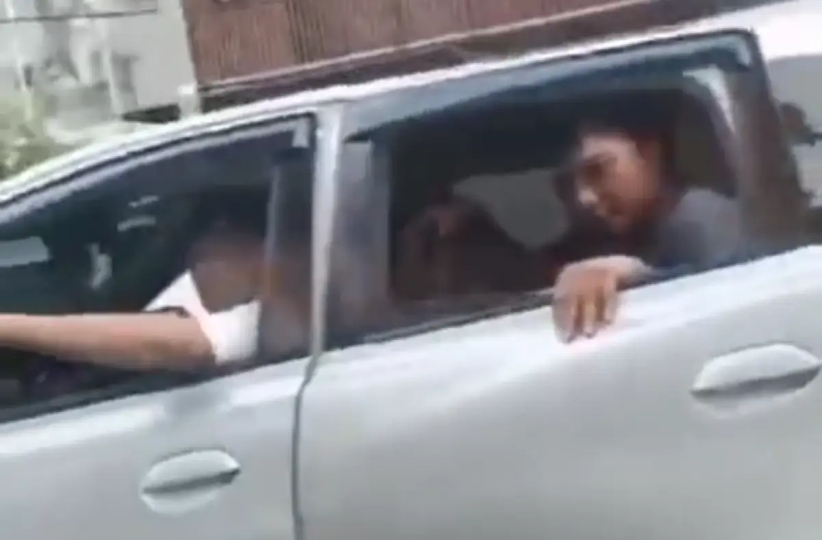 Sebuah video memperlihatkan aksi sekelompok debt collector dijuluki Piton CS yang hendak mengadang sebuah mobil di depan RS Telogorejo, Kota Semarang. (Sumber : Instagram @informasi_terkin1)