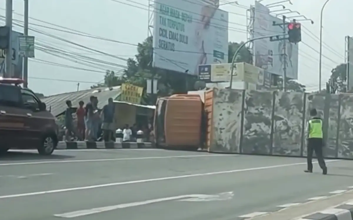 Terjadi kecelakaan tunggal di exit Tol Bawen, Kabupaten Semarang, Sabtu 16 Desember 2023 siang, truk terguling melintang di jalan. (Sumber : Instagram @infokejadiansemarang.new)