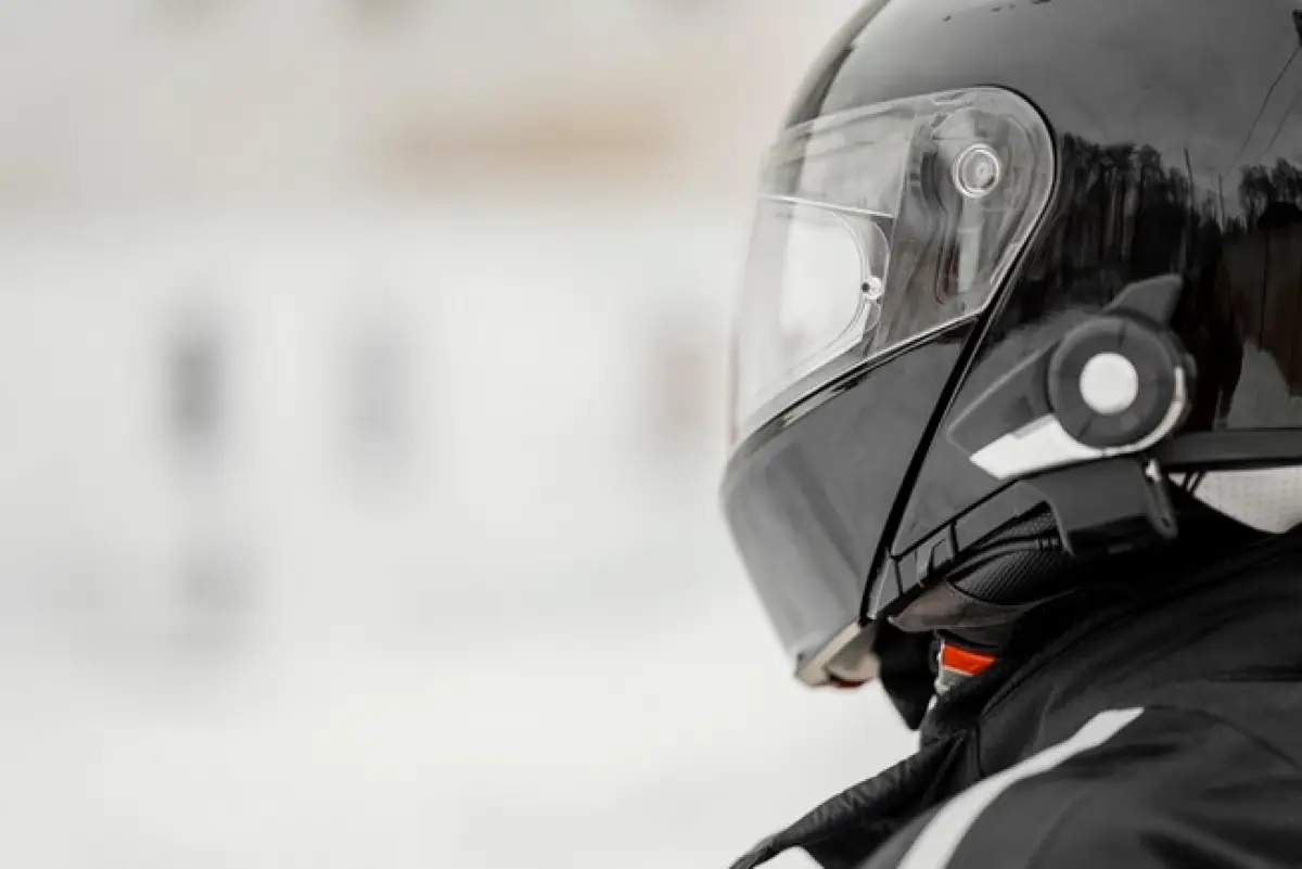 Ilustrasi helm (Sumber : Freepik)