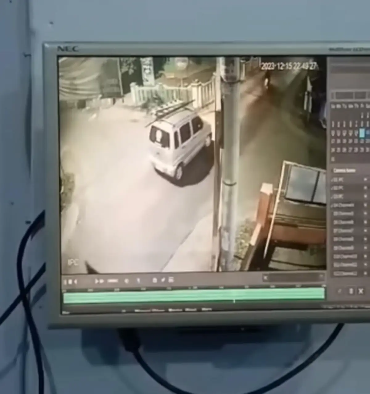 Maling  di Karangjati tertabrak mobil saat bawa kabur TV dan Rice Cooker (Sumber : instagram @pekalonganinfo)