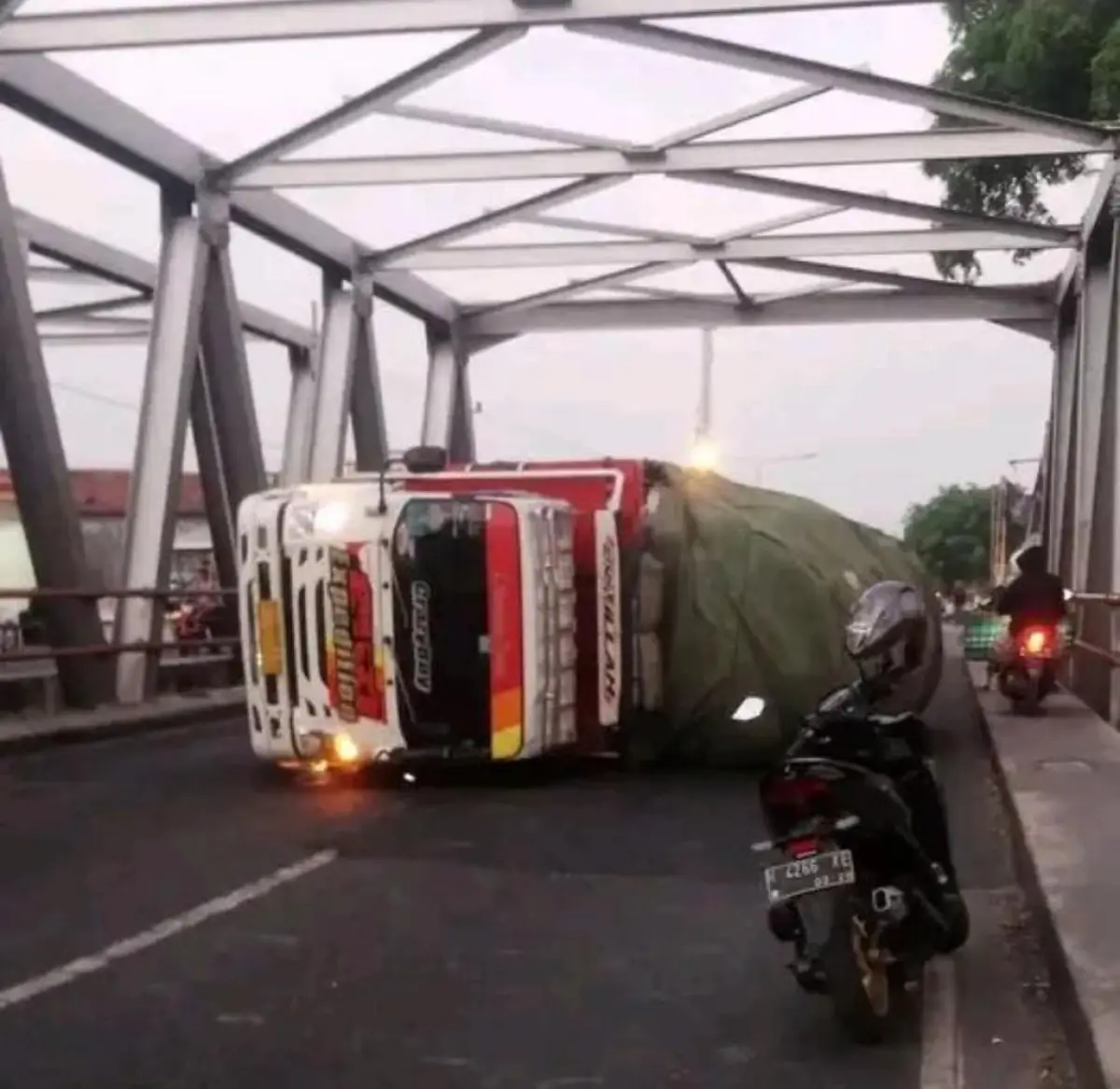 truk terguling di Jembatan Kalikondang (Sumber : instagram @beritasemaranghariini)