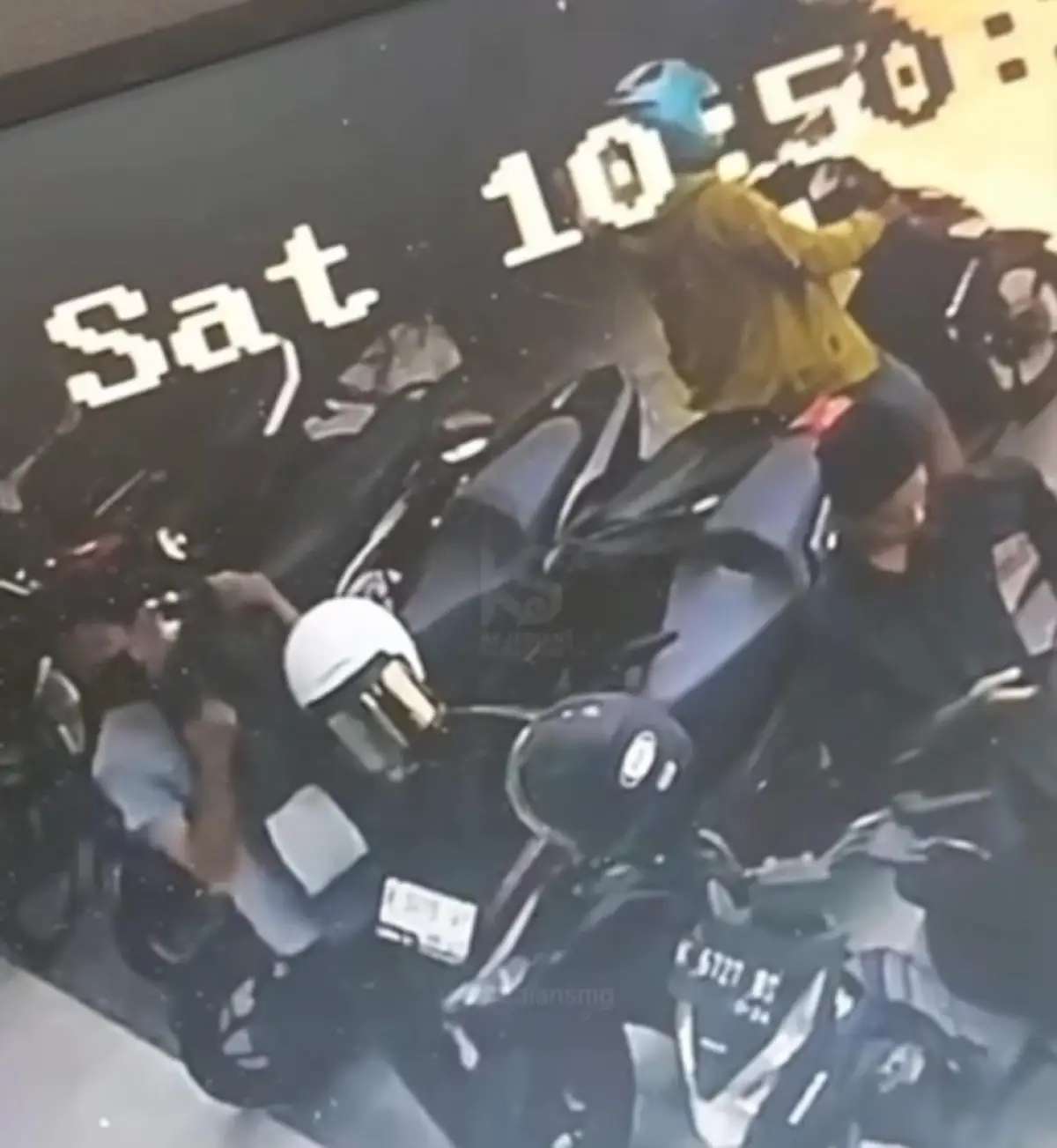 dua pencuri helm di SPBU Ngaliyan terekam cctv (Sumber : Instagram @kejadiansmg)