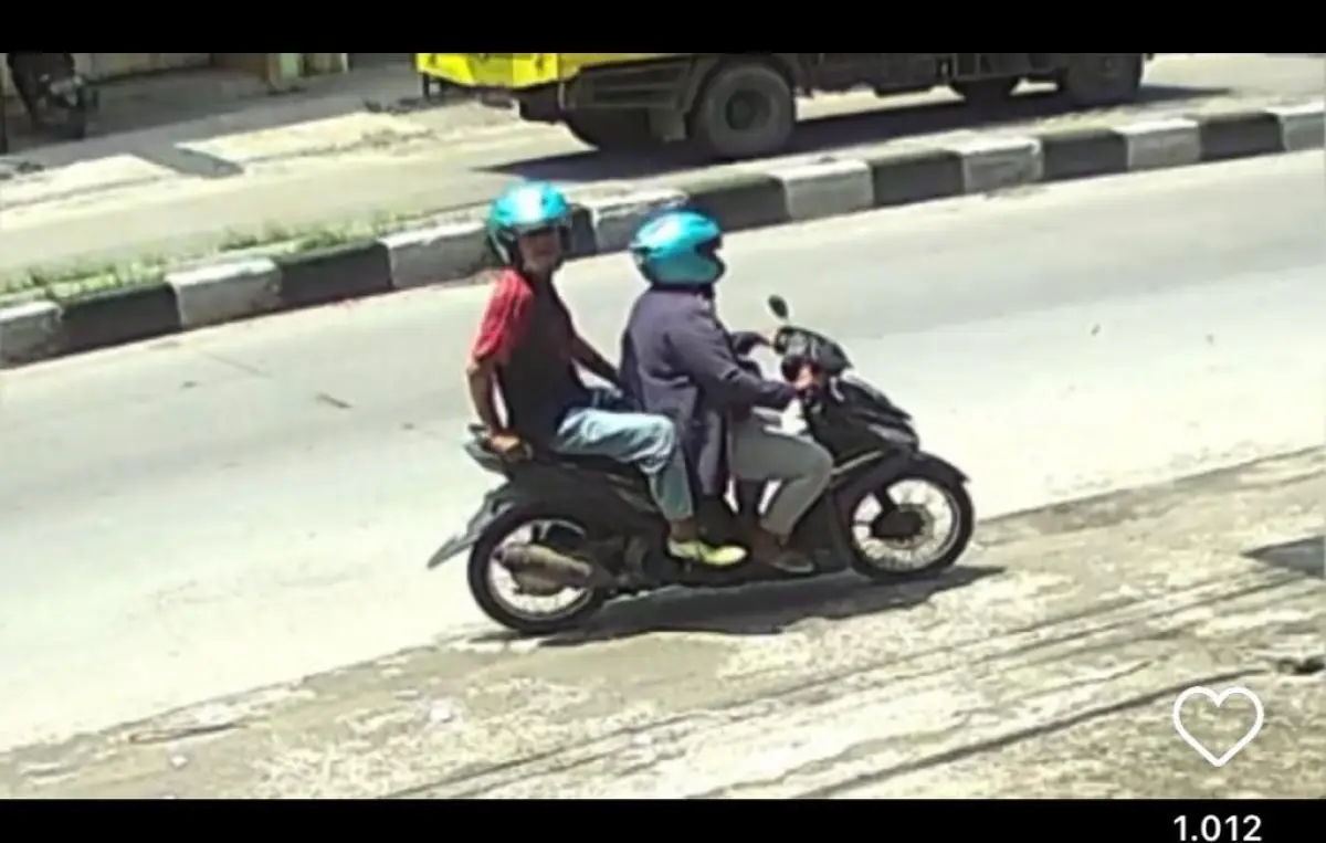 pelaku maling helm yang terekam cctv di Genuk (Sumber : Instagram @kejadiansmg)