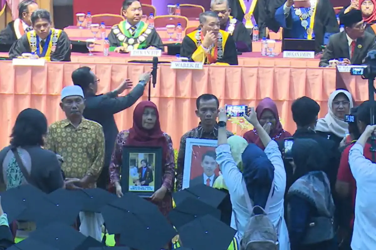 Keluarga Frengki Candra dan Siska Afrina mewakili wisuda Universitas Negeri Padang. (Sumber : YouTube/UNP TV)