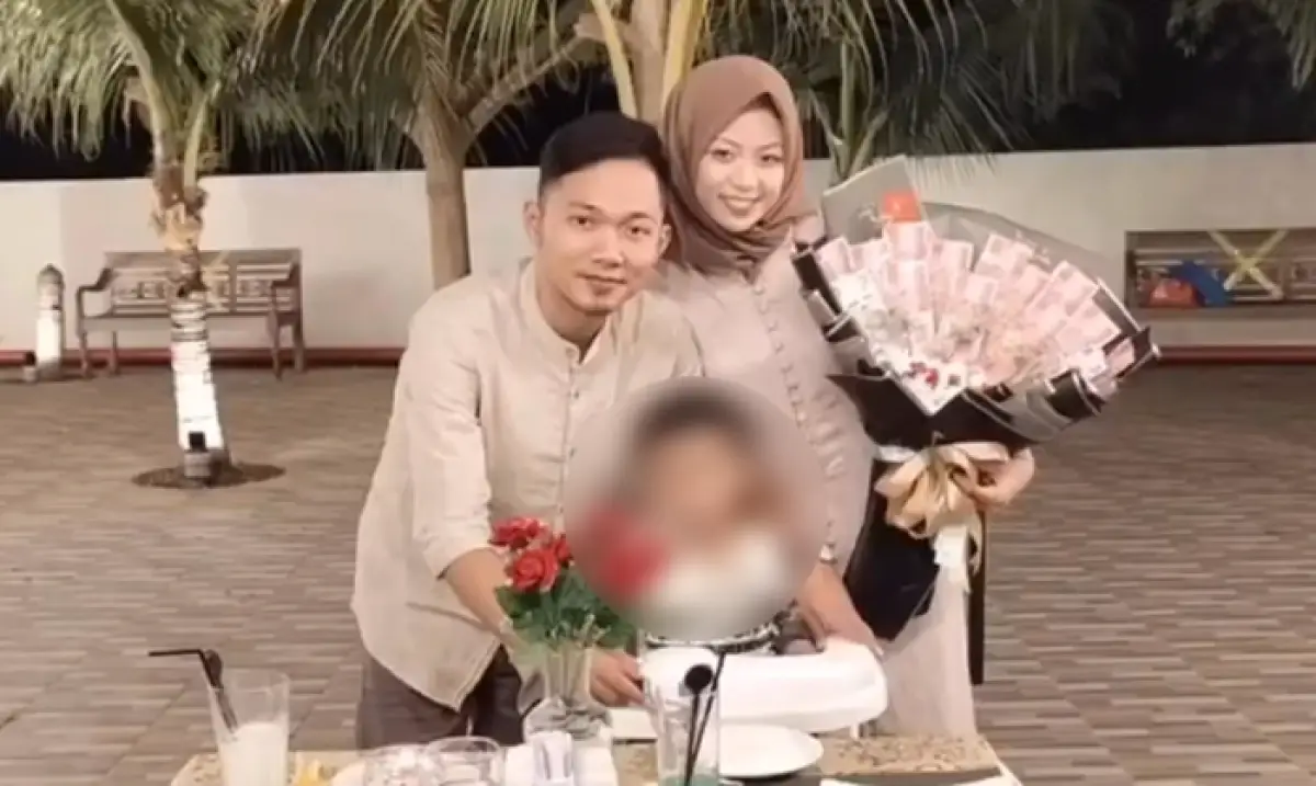 Aldtya Rosadi warga Sedan, Rembang, ditahan di Polres Gresik setelah kedapatan menadah ponsel yang diduga dijual oleh pelaku pembunuhan. Disebut ia disiksa hingga diduga alat kelaminnya dibakar. (Sumber : Facebook Nanda Adellia - InfoSemarang.com)