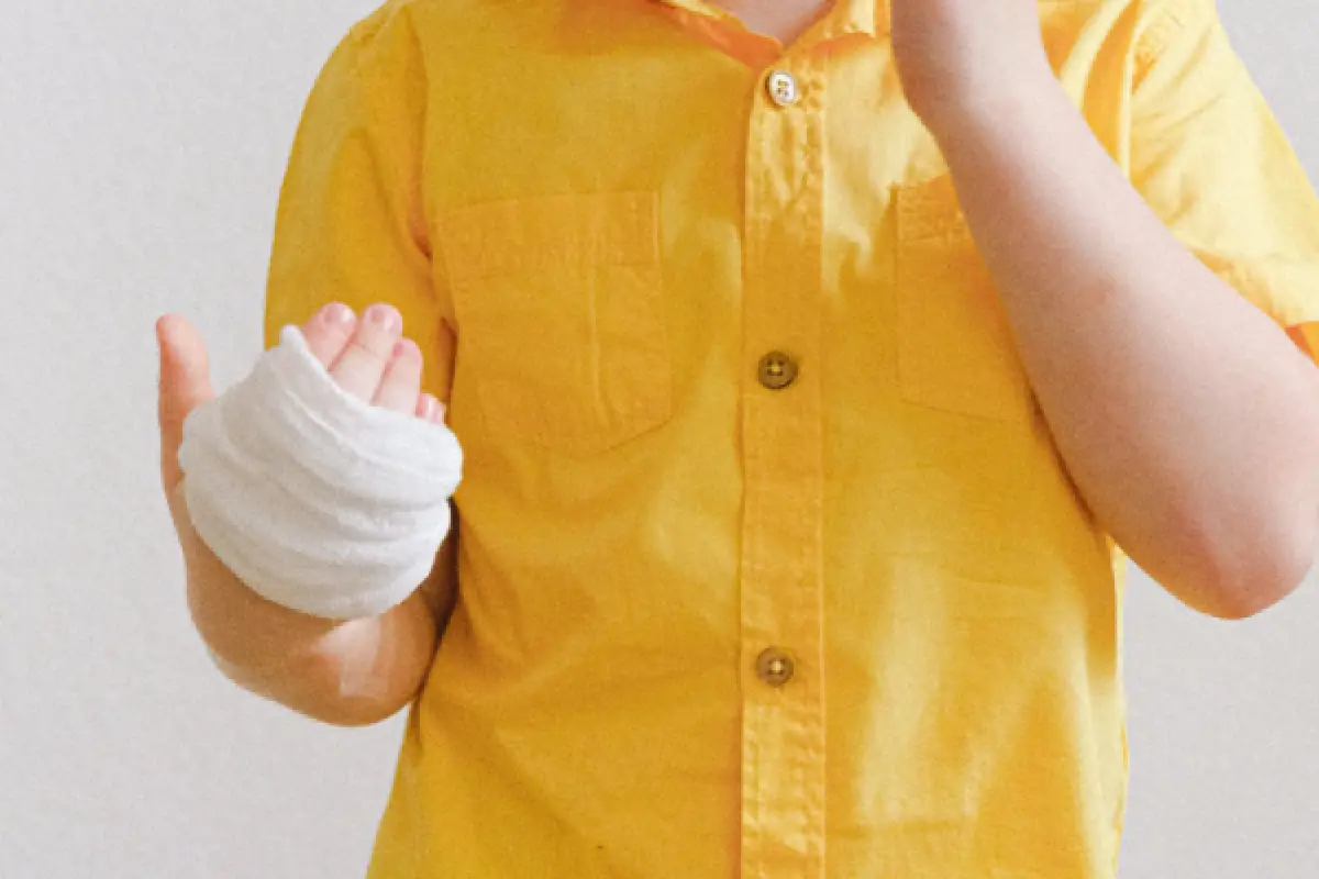 Ilustrasi | Triwanto alias Darto tega gergaji jari telunjuk anaknya hingga nyaris putus di Desa Sakerta Timur, Kecamatan Darma, Kuningan, Jawa Barat. (Sumber : Pexels/Anna Shvets)