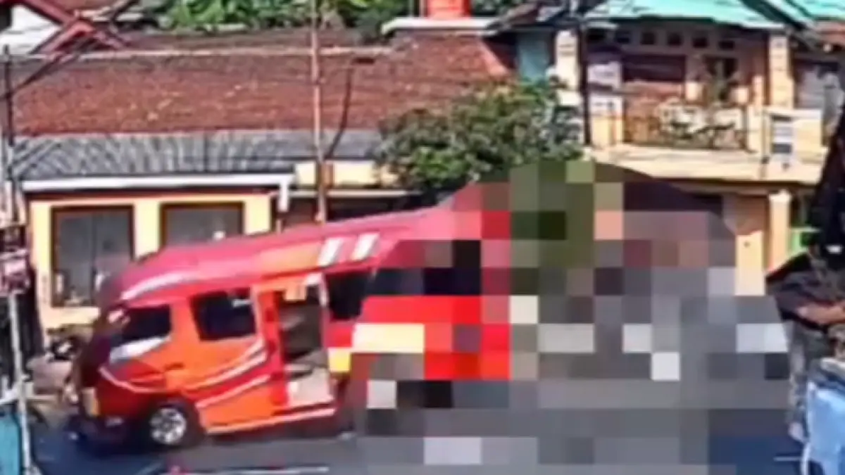 Kecelakaan maut di Jalan Raya Kesongo, Tuntang, Kabupaten Semarang, pada Jumat 15 Desember 2023 sore menjelang petang. Angkot prona hantam 1 mobil dan 2 motor, 2 orang tewas. (Sumber : Instagram @infokejadiansemarang.new - InfoSemarang.com)