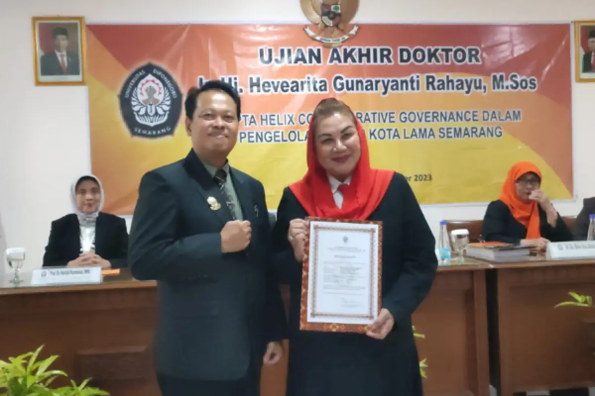 Hevearita Gunaryanti Rahayu, Wali Kota Semarang, meraih gelar doktor dengan predikat Summa Cumlaude dari Undip.. (Sumber : Pemkot Semarang)
