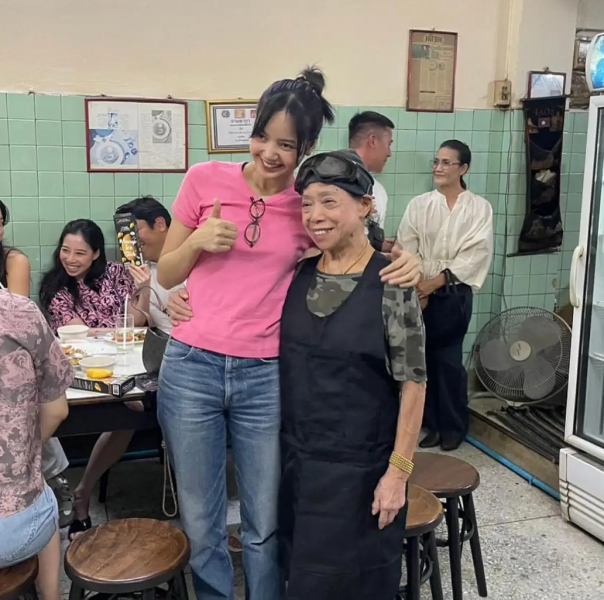 Lisa BLACKPINK saat di Jay Fai, Thailand berpenampilan sederhana (Sumber : instagram @streetfoodjayfai)