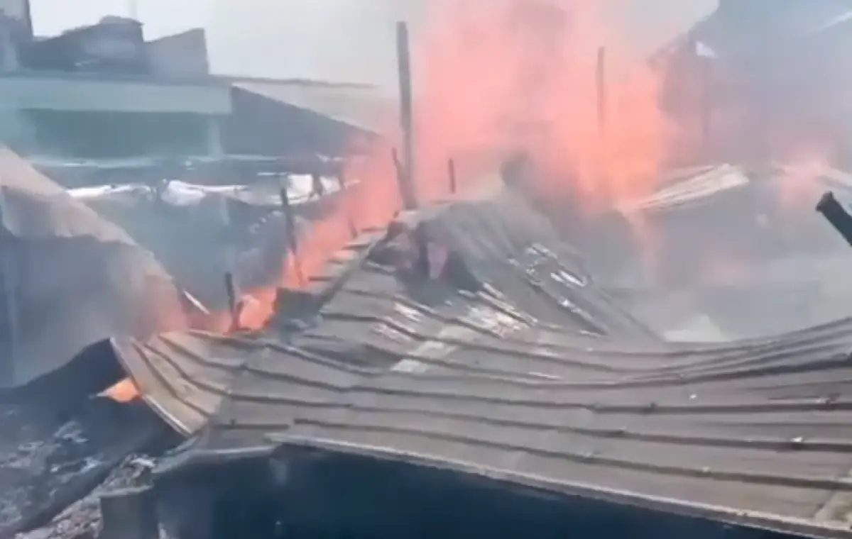 Gudang kayu di Kampung Jajan Pasar, Jalan Bugen Lor, Bangetayu Kulon, Genuk, Kota Semarang, Kamis 21 Desember 2023 siang. (Sumber : Instagram @infokejadian_genuk - InfoSemarang.com)