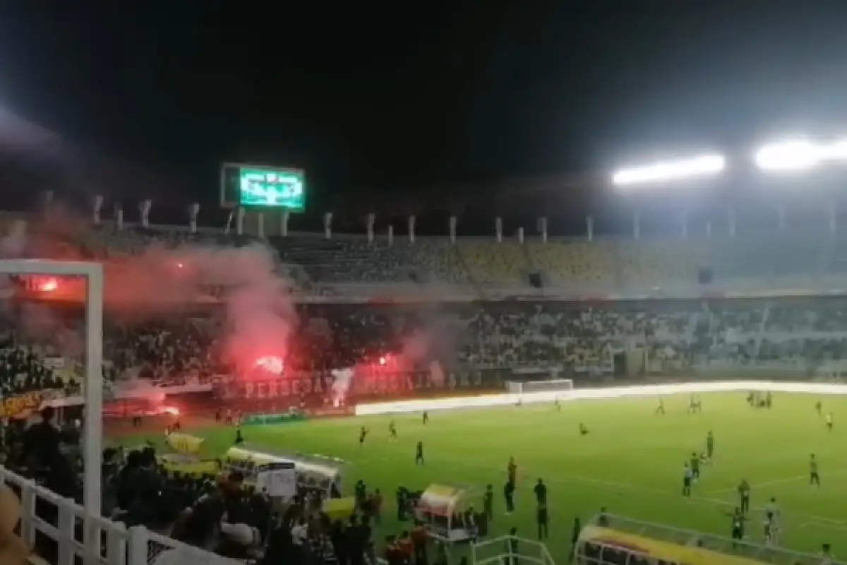 Gara-gara suporter nyalakan dan lempar flare, Persebaya Surabaya kena denda Rp 220 juta. (Sumber : YouTube/Extra Time)