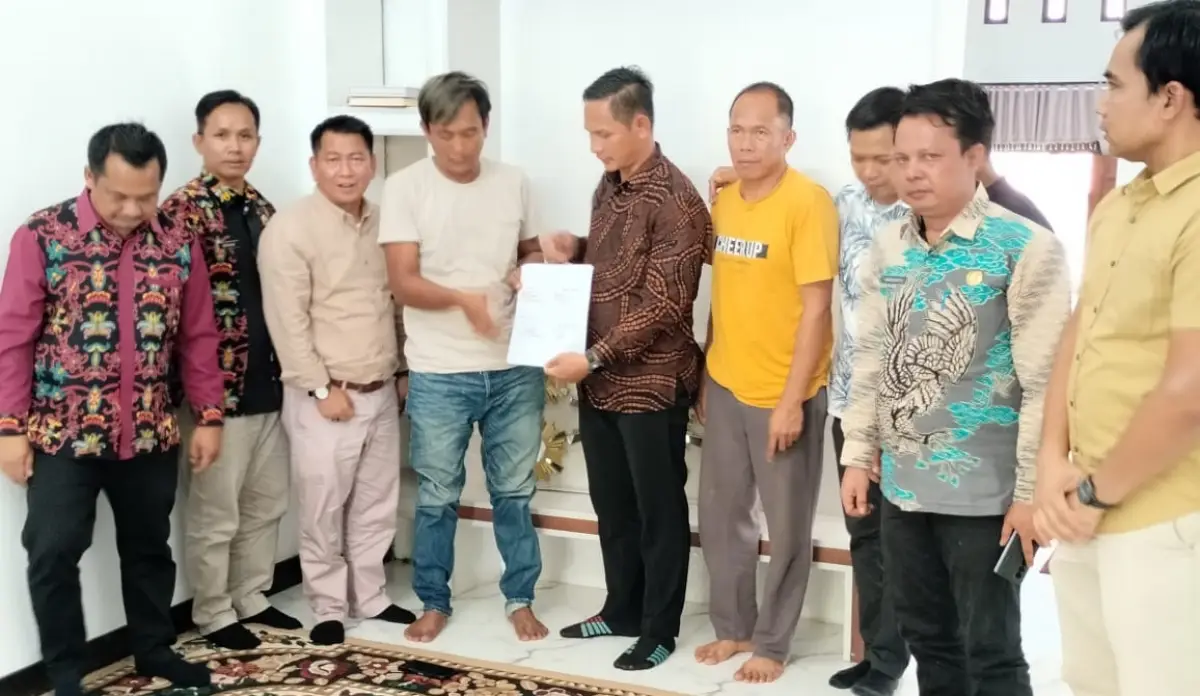 Serka Daniel ajudan Bupati Kutai Barat berakhir meminta maaf kepada sopir truk yang menjadi sasaran amukannya setelah menganggap korban jadi penghalang jalan rombongan FX Yapan. (Sumber : X @ahriesonta - InfoSemarang.com)