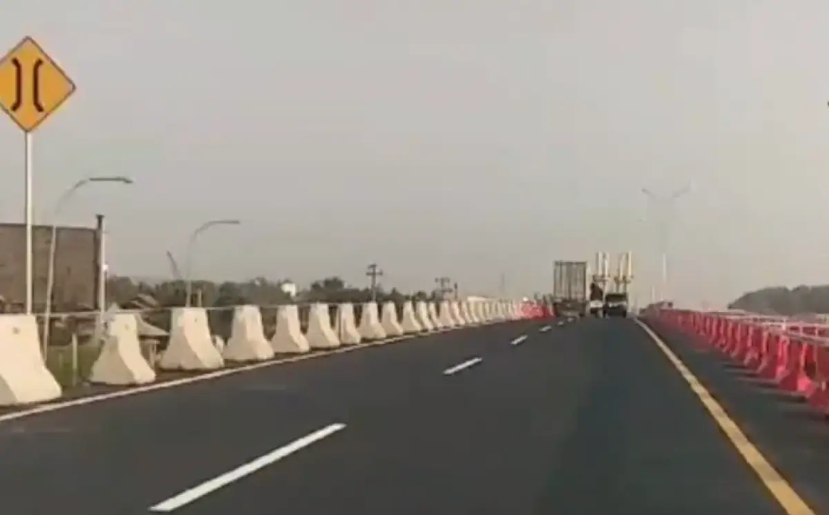 Per 22 Desember 2023, jembatan Tol Kaligawe sudah mulai difungsikan kembali untuk lalu lintas umum setelah dialkukan peninggian. (Sumber : Video Yanto - InfoSemarang.com)