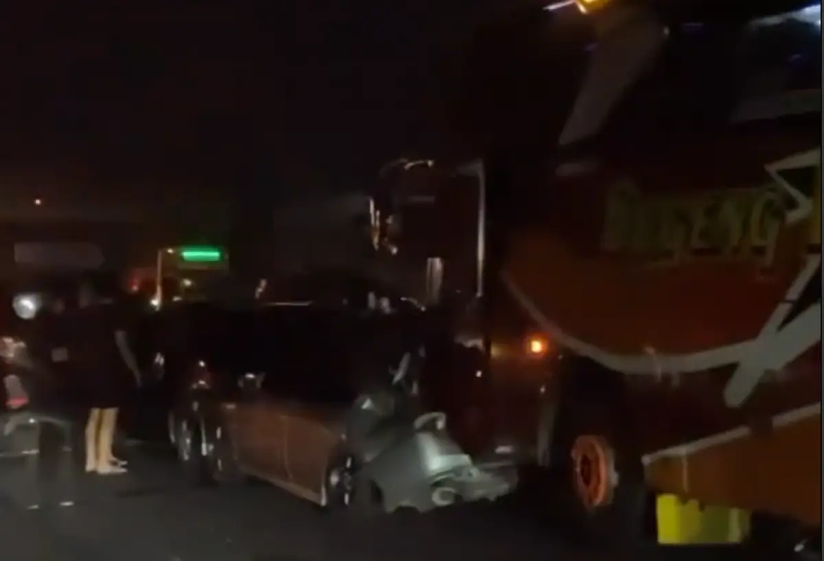 Kamis 21 Desember 2023 malam, terjadi kecelakaan beruntun di exit Tol Krapyak, melibatkan 1 bus Sugeng Rahayu menabrak 3 mobil di lampu merah. (Sumber : Instagram @infokejadiansemarang.new - InfoSemarang.com)