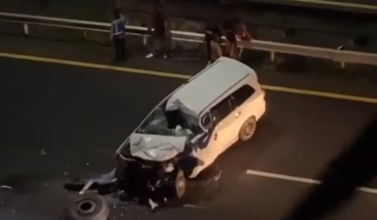 Kecelakaan terjadi di jalan Tol Gayamsari Kota Semarang pada Jumat 22 Desember 2023 dini hari, sebuah mobil Toyota Innova menabrak bagian belakang truk. (Sumber : Instagram @kejadiansmg - InfoSemarang.com)