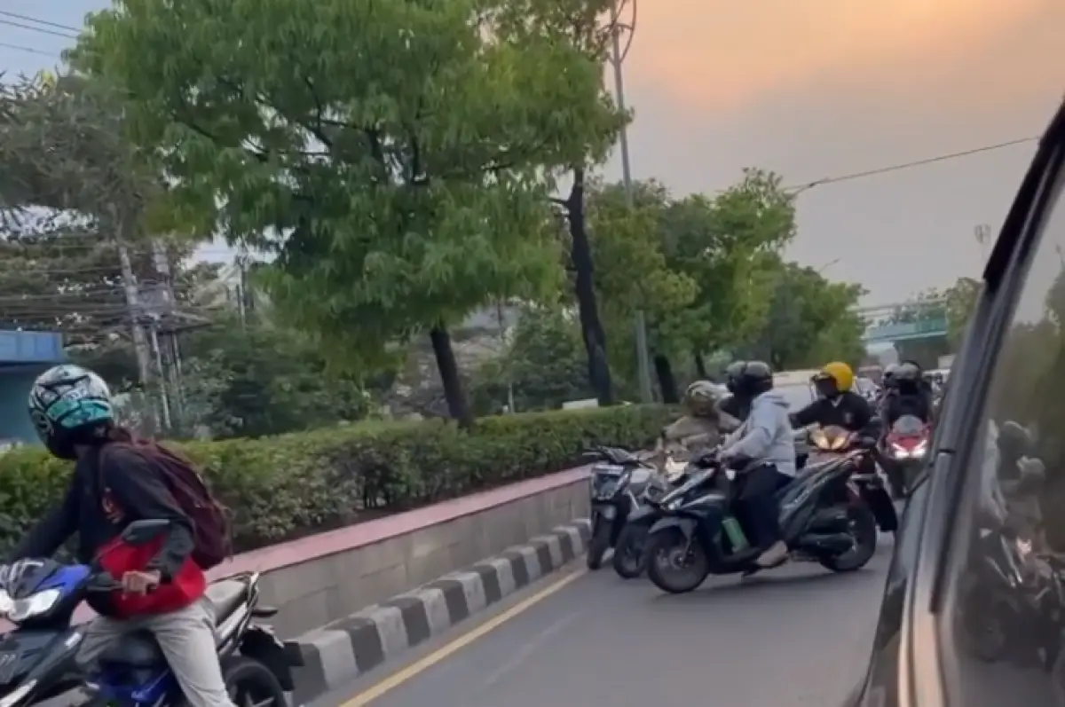 Viral video yang memperlihatkan momen driver ojek online diprotes oleh sejumlah pengendara lain di Siliwangi, Kota Semarang, Jumat 22 Desember 2023. (Sumber : Instagram @kejadiansmg - InfoSemarang.com)