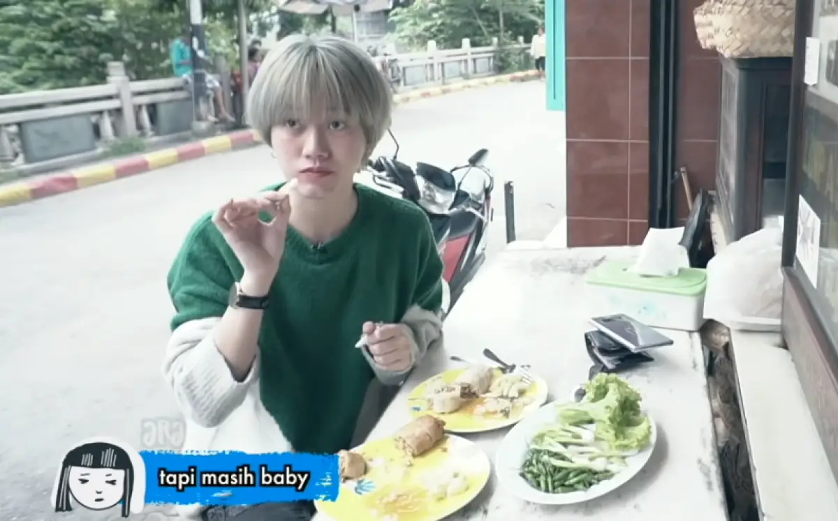 YouTuber Ria SW saat mencicipi Lunpia Gang Lombok di Kota Semarang. (Sumber : YouTube Ria SW - InfoSemarang.com)