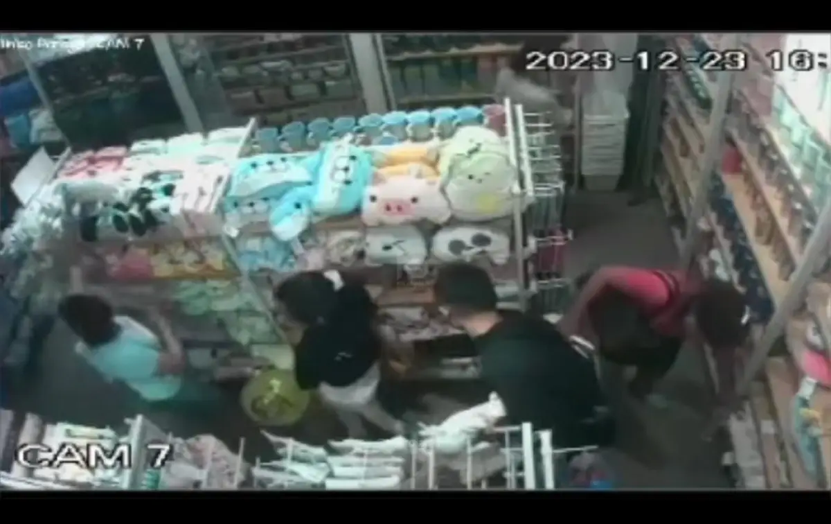 aksi sindikat maling HP terekam cctv di Mall Paragon (Sumber : Instagram @kejadiansmg)