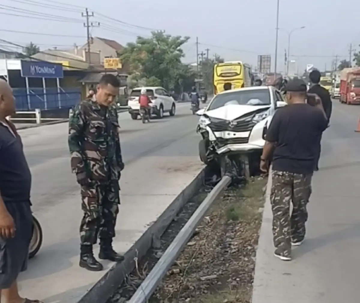 kecelakaan tunggal depan Kawasan Industri Terboyo