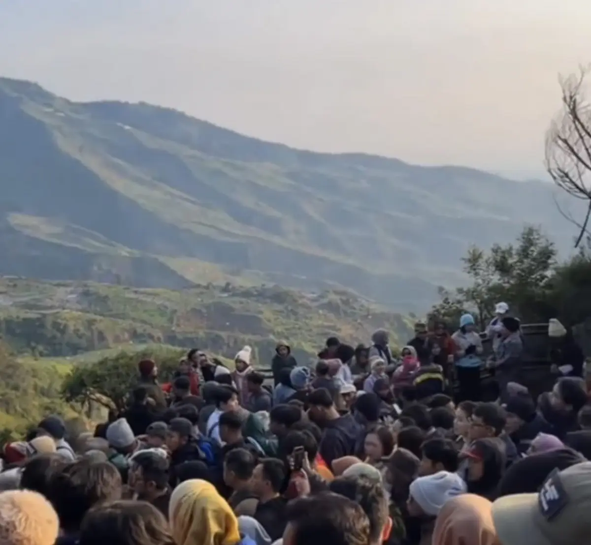 Kondisi di Kawah Sikunir Dieng, Senin 25 Desember 2023 (Sumber : instagram @infoterangofficial)