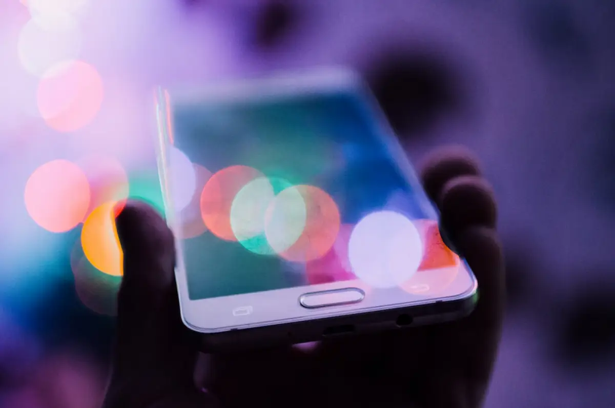 Ilustrasi ponsel (Sumber : Unsplash/Rodion Kutsaiev)