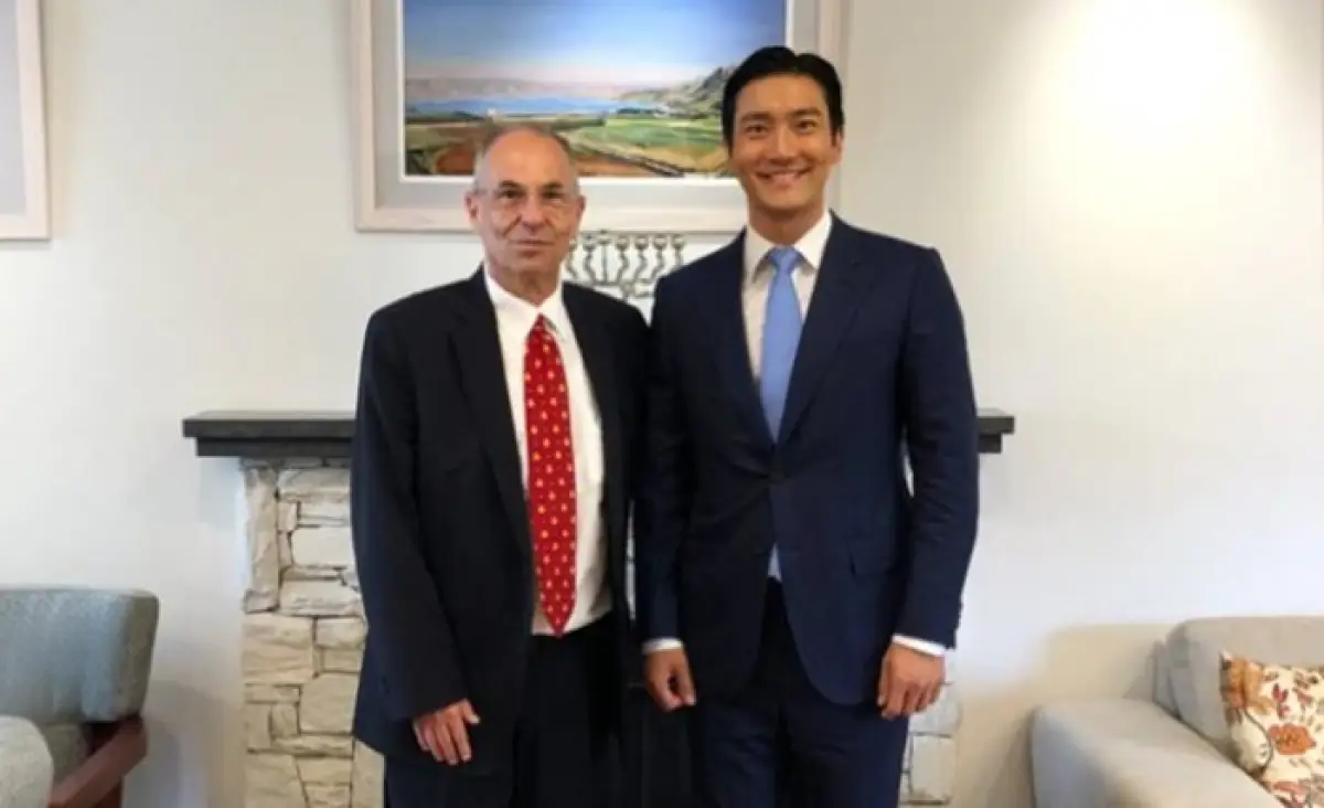 Siwon, member Super Junior, saat bertemu dengan seorang brand ambassador asal Israel. (Sumber : X @siwonchoi - InfoSemarang.com)