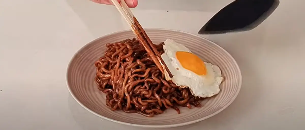 Chapagetti (Sumber : YouTube/Korean Kiwi Guy)