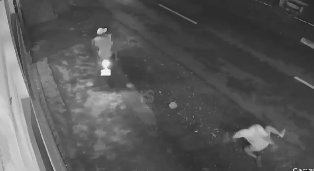 Terekam kamera CCTV detik-detik 2 remaja nekat maling durian montong di warung Family Durian Gunungpati, Kota Semarang, Senin 25 Desember 2023 malam. (Sumber : Instagram @kejadiansmg - InfoSemarang.com)