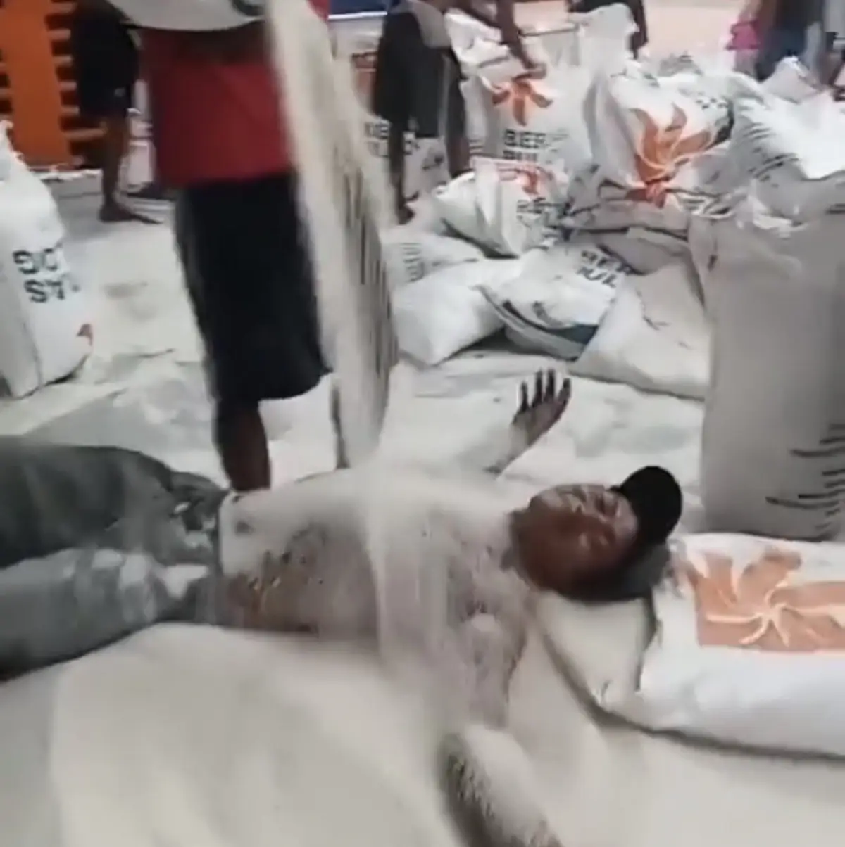 pegawai bulog viral usai merekam aksi mandi beras (Sumber : instagram @undercover.id)