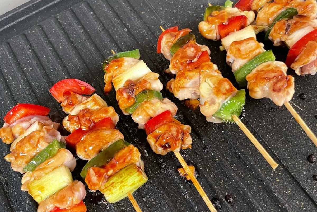 Kuliner malam Tahun Baru, tak perlu repot jajan karena bisa buat sendiri Chicken Yakitori alias sate ayam ala Jepang yang lebih menggugah selera. (Sumber : X @insecuristy)