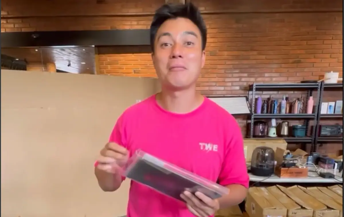 Baim Wong menuai kontroversi setelah berniat akan menjual iPad seharga Rp 1 juta, namun kenapa tak menyebutkan spesifikasi lengkapnya? (Sumber : Instagram @baimwong - InfoSemarang.com)