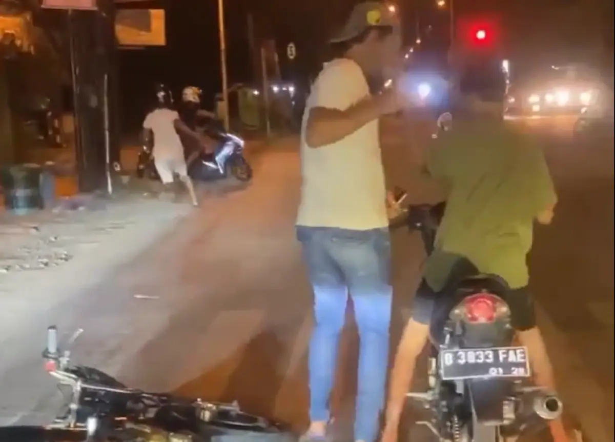 Viral video aksi seorang pria nekat mendorong kasar 2 bocah di lampu merah Danyang, Purwodadi, Grobogan, diduga gara-gara kesal lihat bocah hendak balap liar. (Sumber : Instagram @_ilegalracejateng_ - InfoSemarang.com)