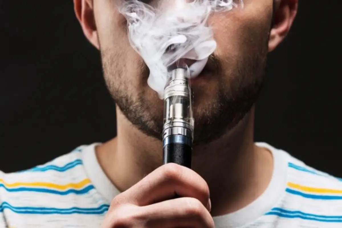 Ilustrasi | WHO Minta Semua Negara Larang Penggunaan Rokok Elektrik Berperasa, Ternyata Ini Bahayanya Bagi Kesehatan (Sumber : Freepik/master1305)